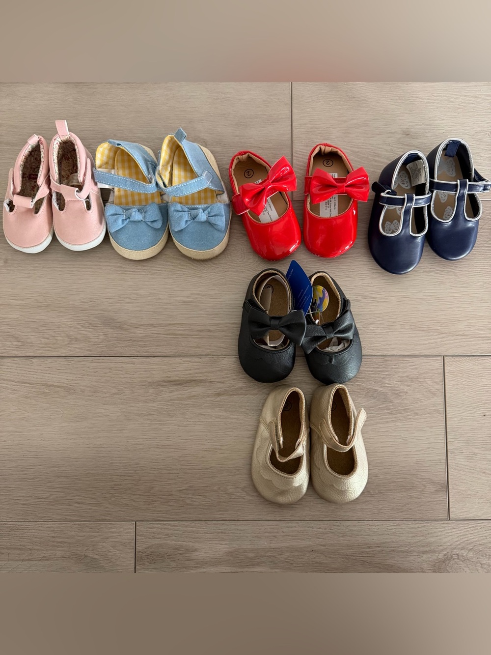 6 pairs of baby shoes